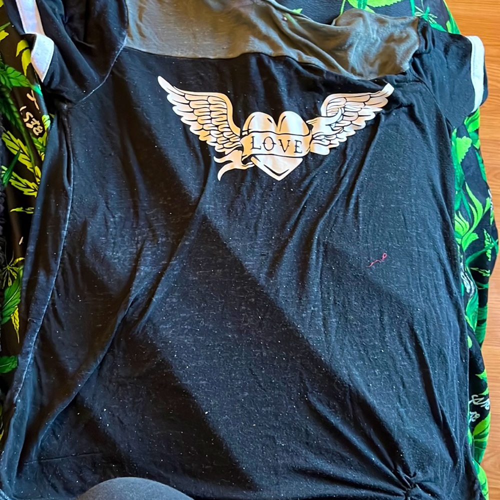 No boundaries heart shirt, black and white